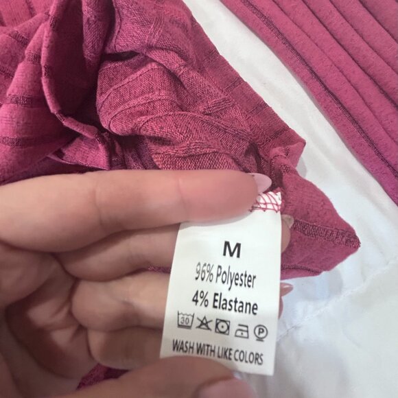 NEVER WORN Cutout with a Unique Cold Shoulder Style S Medium NWT - Picture 5 of 6